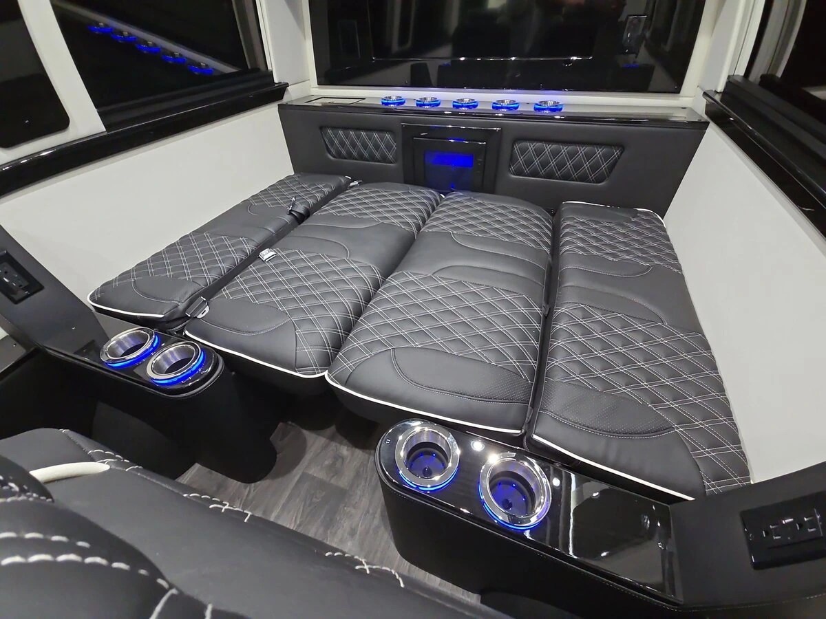 Rear lounge and resting space